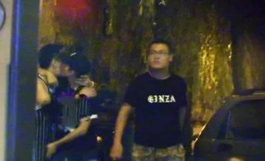 张一山聚餐面露凶相 双手摸头疑心情不好