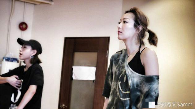 郑秀文疑走出风波备战演唱会 妆容精致自拍状态好