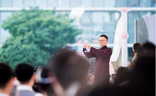 �������㱻�ؽ����ޣ��з���ͷ�󣬵���������֤�飬���ѷ׷�ף����