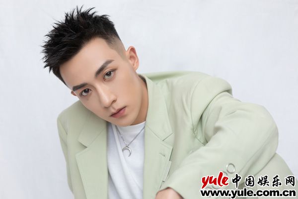 谷嘉诚魅力十足 谷嘉诚清爽出席盛典 获“最具潜力演员”奖