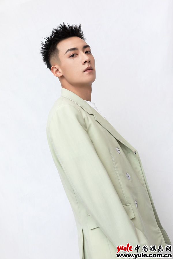谷嘉诚清爽干净 谷嘉诚清爽出席盛典 获“最具潜力演员”奖