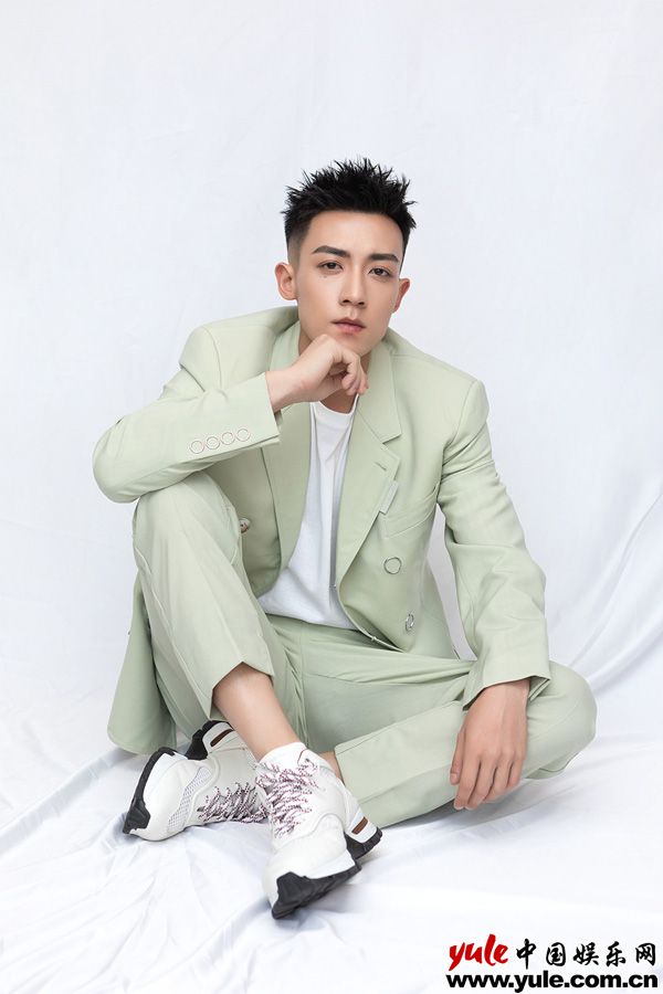 谷嘉诚西装球鞋搭配 谷嘉诚清爽出席盛典 获“最具潜力演员”奖