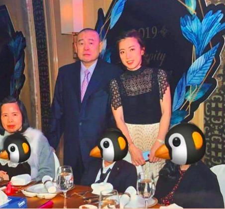 甘比晒一家五口的合照,刘銮雄抱小女儿出镜,脸色略显憔悴