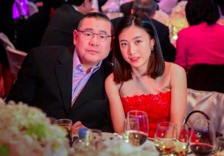 甘比晒一家五口的合照,刘銮雄抱小女儿出镜,脸色略显憔悴