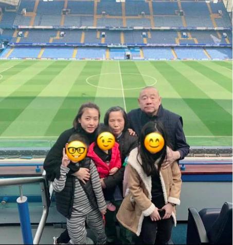 甘比晒一家五口的合照,刘銮雄抱小女儿出镜,脸色略显憔悴