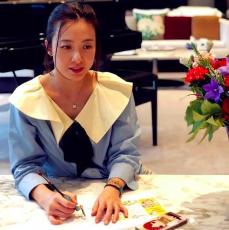 甘比晒一家五口的合照,刘銮雄抱小女儿出镜,脸色略显憔悴