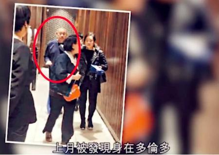 甘比晒一家五口的合照,刘銮雄抱小女儿出镜,脸色略显憔悴