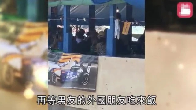 港姐何艳娟热恋200亿富豪,带妈妈见55岁男友三人同框很有趣