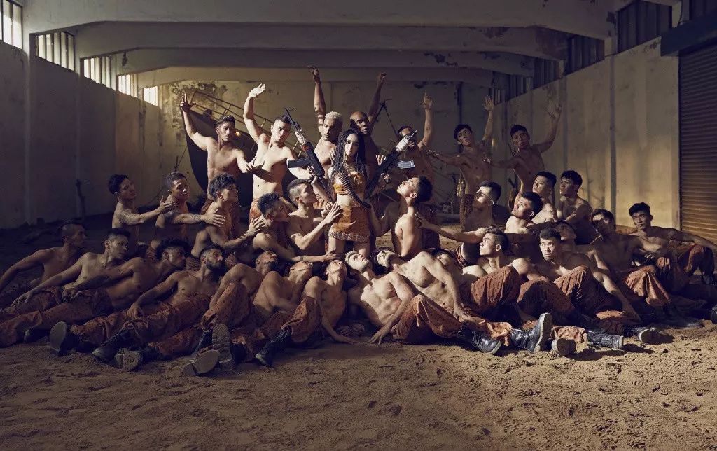 蔡依林和32个裸男又上热搜!39岁的她还有什么不敢做的?