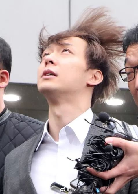 魔幻逆转!一己之力掀起娱乐圈腥风血雨,黄毒全占,他竟然全身而退了???