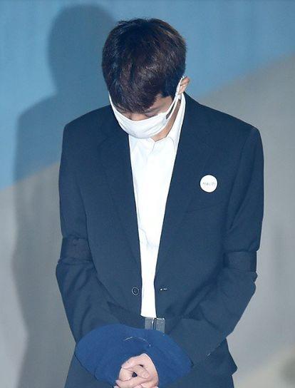 魔幻逆转!一己之力掀起娱乐圈腥风血雨,黄毒全占,他竟然全身而退了???