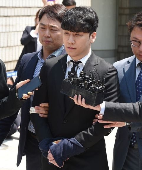 魔幻逆转!一己之力掀起娱乐圈腥风血雨,黄毒全占,他竟然全身而退了???