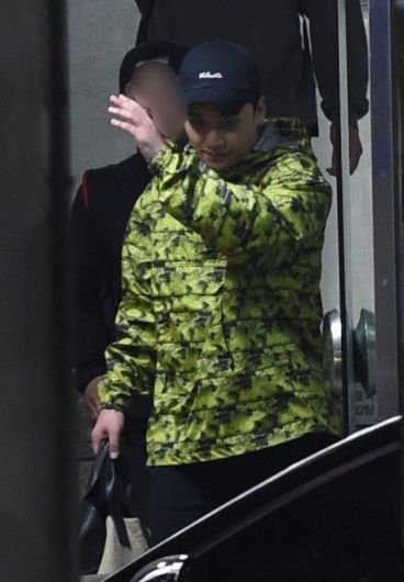 魔幻逆转!一己之力掀起娱乐圈腥风血雨,黄毒全占,他竟然全身而退了???