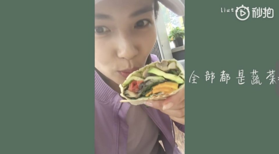 120斤的刘涛为减肥直播喝不明红色液体?而90斤的张雪迎脚踝比脖子粗...