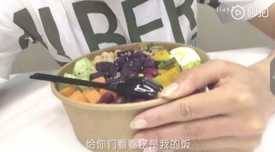 120斤的刘涛为减肥直播喝不明红色液体?而90斤的张雪迎脚踝比脖子粗...