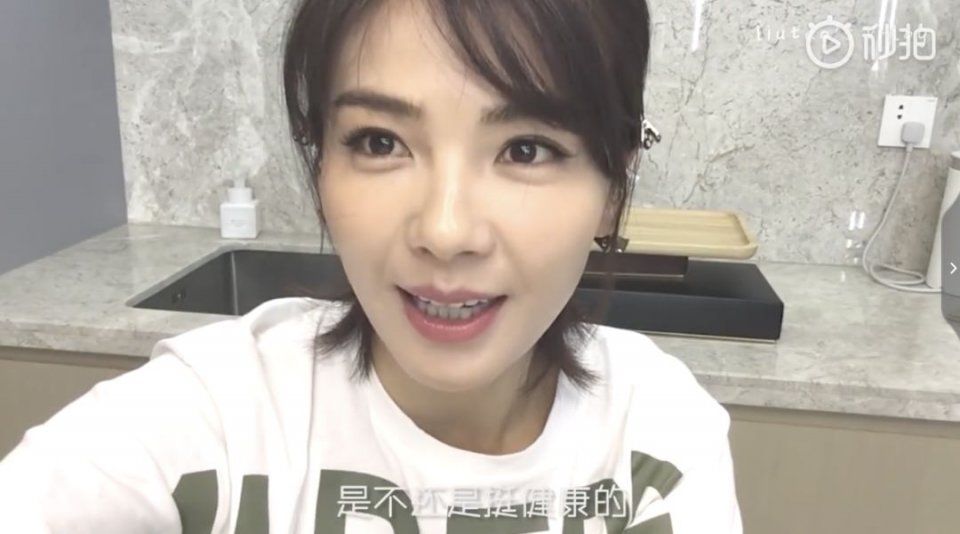 120斤的刘涛为减肥直播喝不明红色液体?而90斤的张雪迎脚踝比脖子粗...