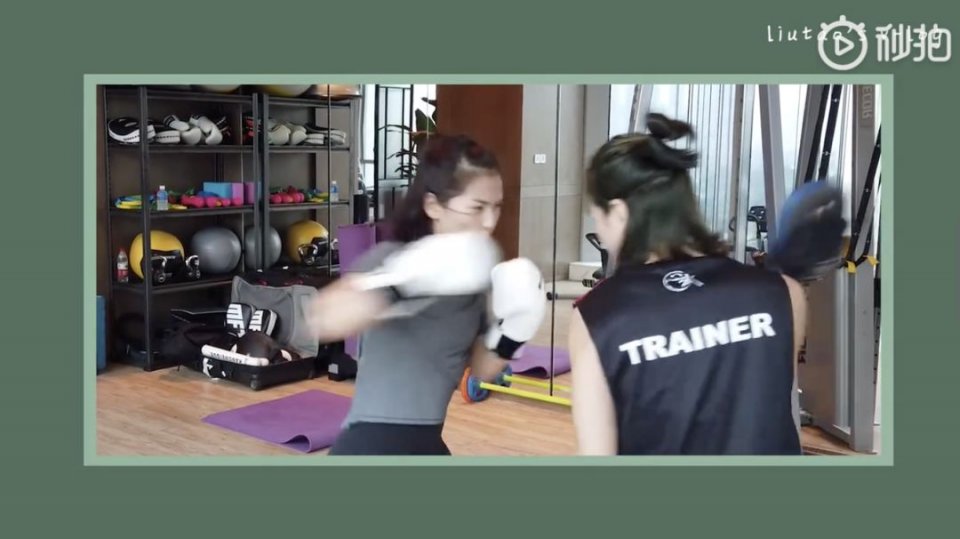 120斤的刘涛为减肥直播喝不明红色液体?而90斤的张雪迎脚踝比脖子粗...