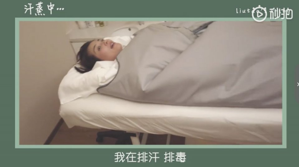 120斤的刘涛为减肥直播喝不明红色液体?而90斤的张雪迎脚踝比脖子粗...