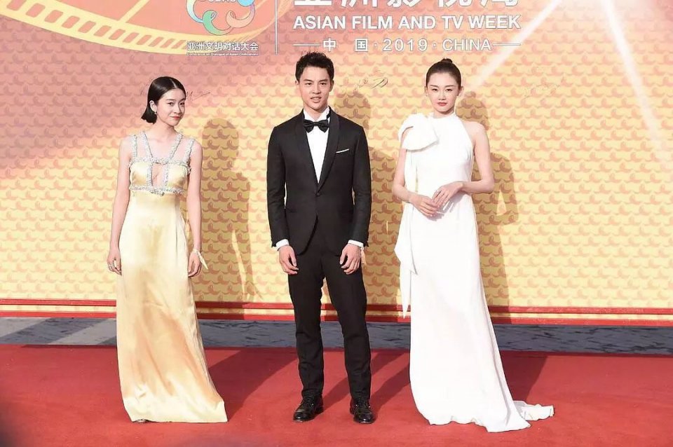 120斤的刘涛为减肥直播喝不明红色液体?而90斤的张雪迎脚踝比脖子粗...