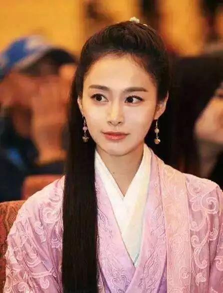 关晓彤全身擦粉实锤了!高清镜头下耳朵后面黑成这样···