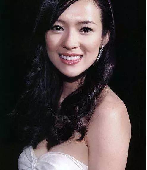 关晓彤全身擦粉实锤了!高清镜头下耳朵后面黑成这样···