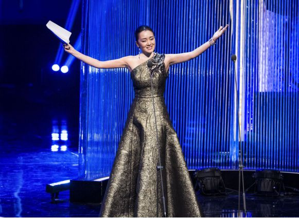 54岁巩俐再嫁71岁法国音乐家,有底气的人,就是这么刚