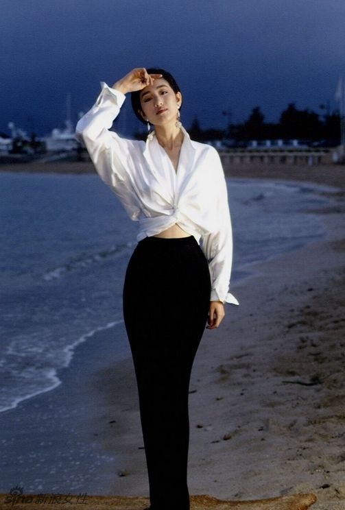 54岁巩俐再嫁71岁法国音乐家,有底气的人,就是这么刚