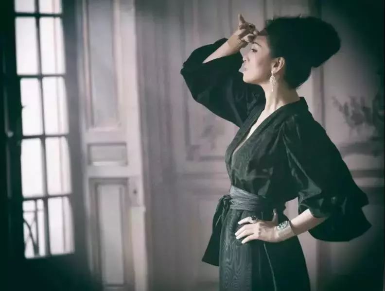 54岁巩俐再嫁71岁法国音乐家,有底气的人,就是这么刚