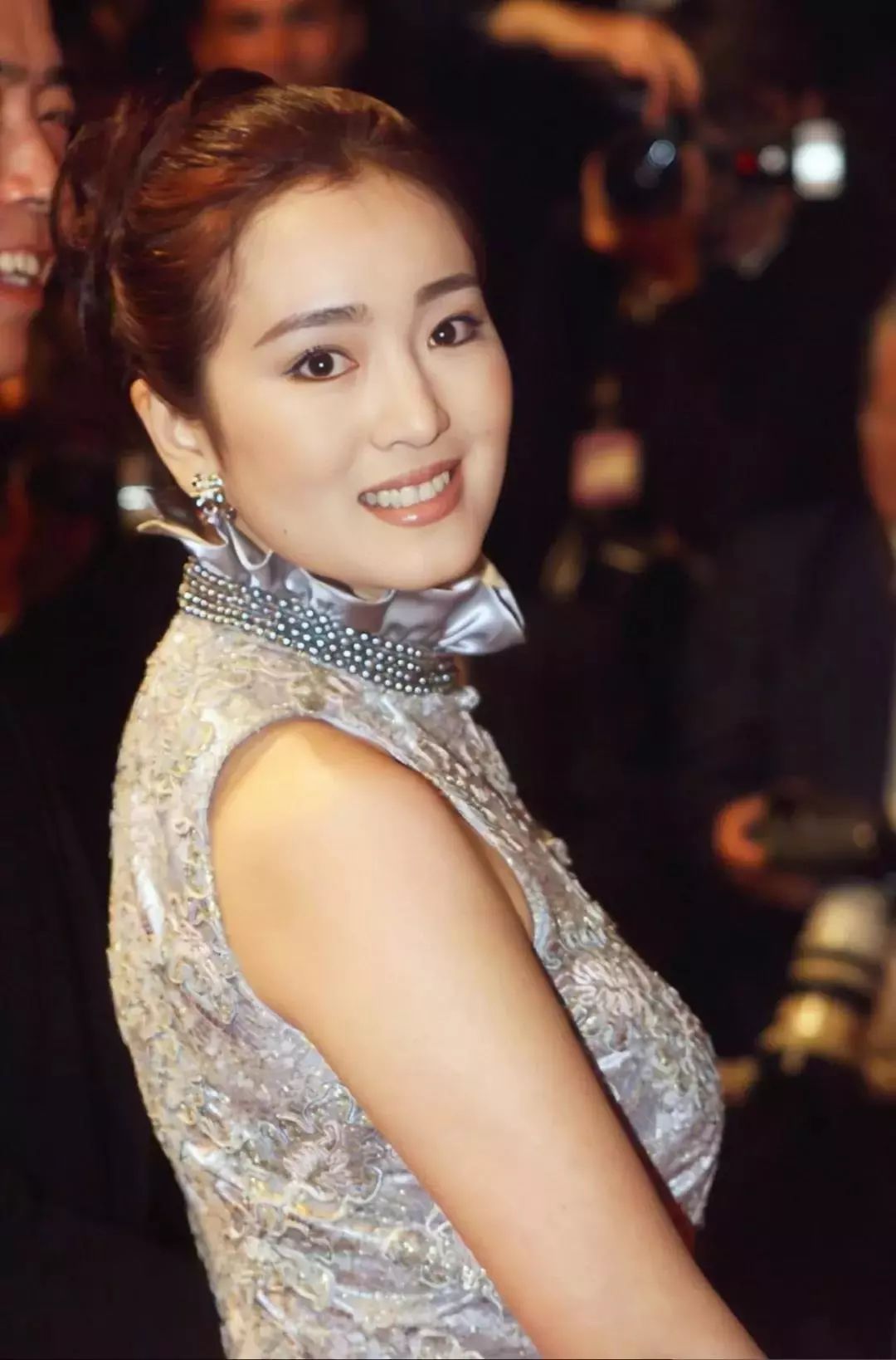 54岁巩俐再嫁71岁法国音乐家,有底气的人,就是这么刚