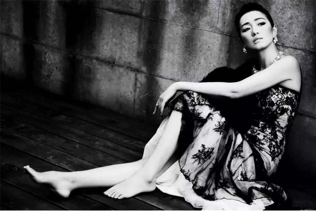 54岁巩俐再嫁71岁法国音乐家,有底气的人,就是这么刚