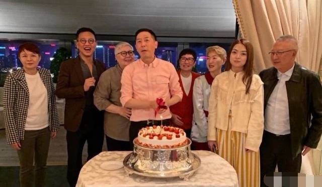 张国荣挚爱唐鹤德卖楼赚了八百万,港媒指他继承三亿遗产衣食无忧