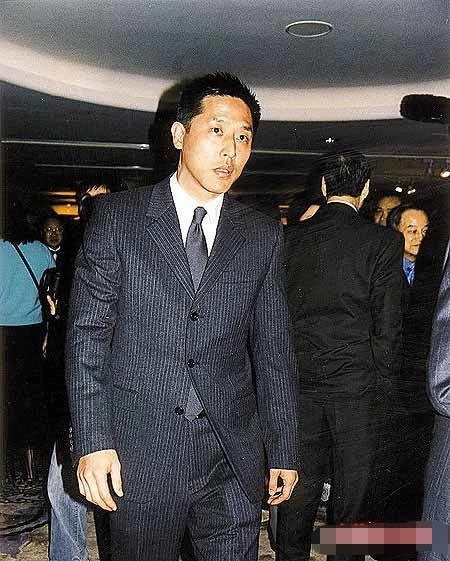张国荣挚爱唐鹤德卖楼赚了八百万,港媒指他继承三亿遗产衣食无忧