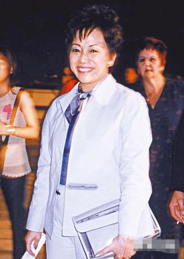 张国荣挚爱唐鹤德卖楼赚了八百万,港媒指他继承三亿遗产衣食无忧