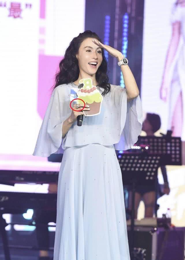 张柏芝首次开办生日会,经典歌曲重现,一个细节暴露其感情状态