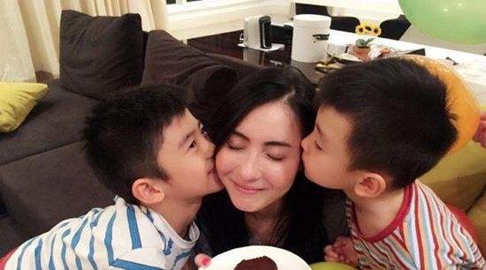 张柏芝首次开办生日会,经典歌曲重现,一个细节暴露其感情状态