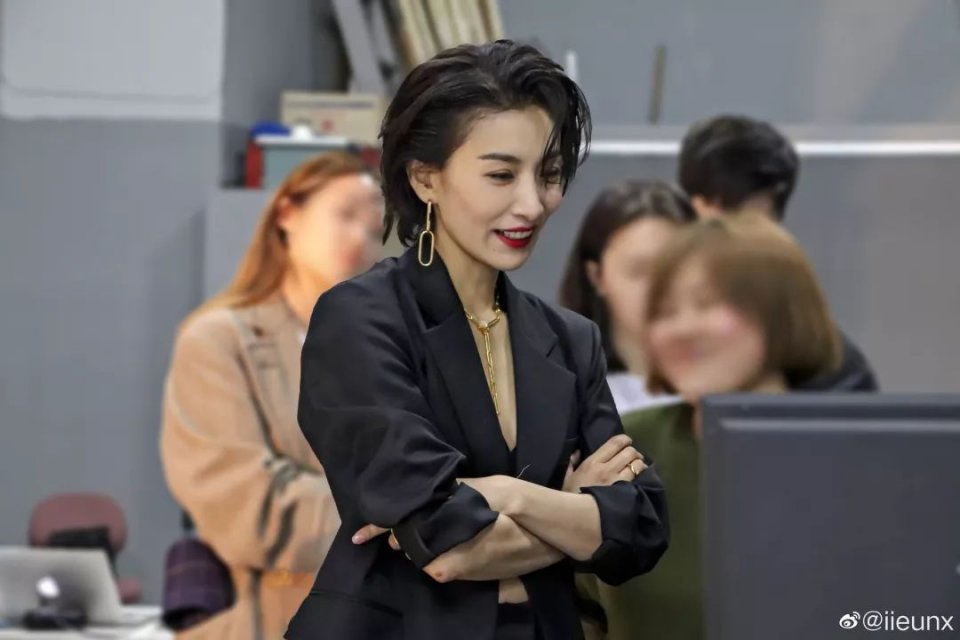 从刀削鼻子、眯眯眼到靠颜值A爆全娱乐圈,她的脸和人生一样精彩!