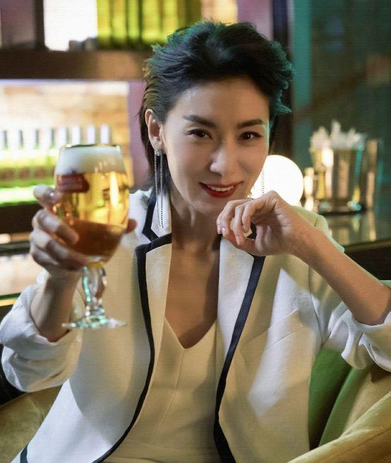 从刀削鼻子、眯眯眼到靠颜值A爆全娱乐圈,她的脸和人生一样精彩!