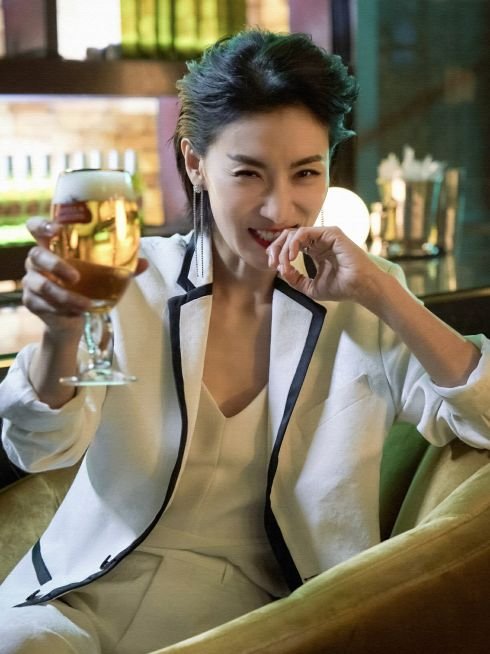 从刀削鼻子、眯眯眼到靠颜值A爆全娱乐圈,她的脸和人生一样精彩!