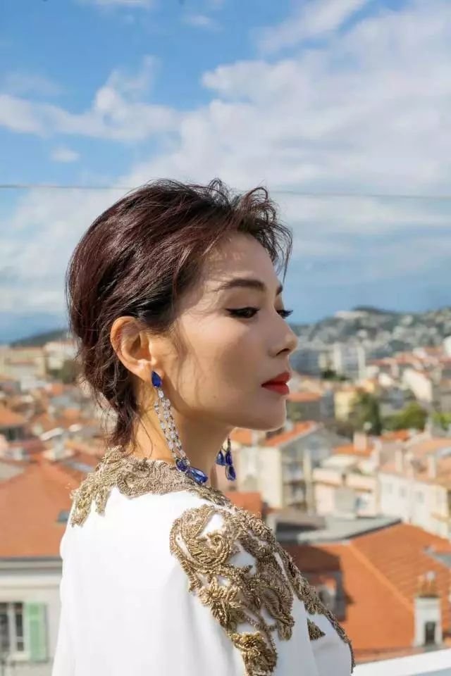 �����������ȴ��ײ������Ӱ���������˴���ٵ���ɫ����ճ������