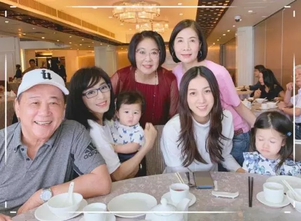 �Ӽ���һ���Ŀ�����������������ò��Ů���з����������չ��޶�