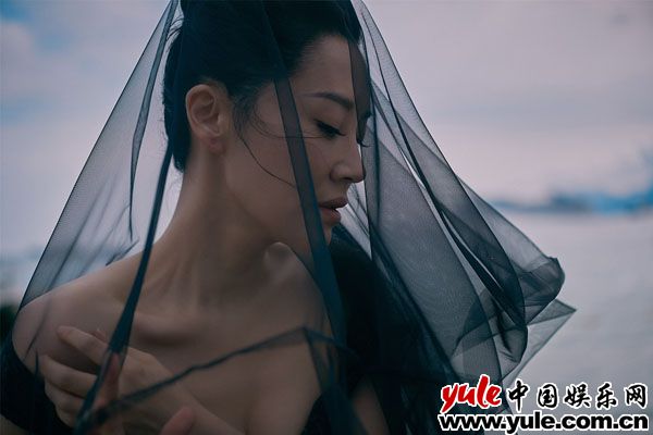 许晴携电影《刀背藏身》亮相戛纳 许晴亮相戛纳闭幕式红毯 《刀背藏身》真刀上阵挑战侠女