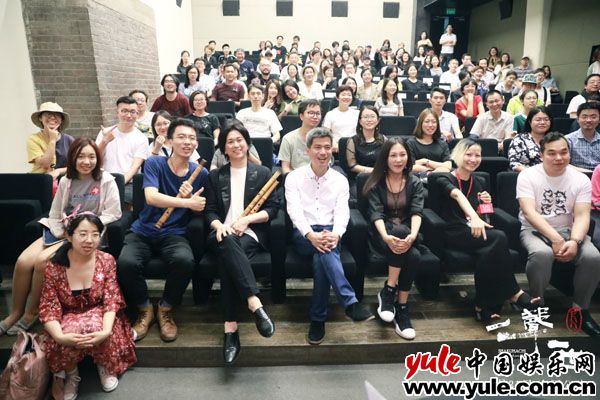 主创与观众大合影_meitu_1 聿馨导演携《尺八·一声一世》做客CNEX影展 小凑昭尚揭秘与影片结缘故事