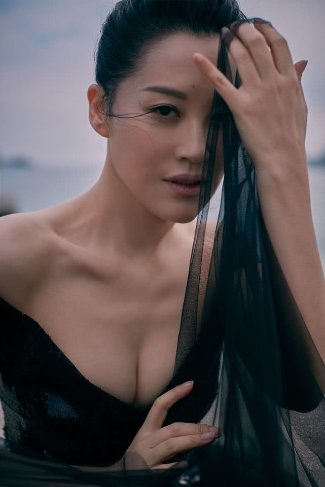 许晴戛纳拍写真肆意大笑酒窝抢镜 裙摆飞扬黑纱蒙面女人味十足