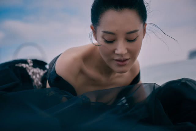 许晴戛纳拍写真肆意大笑酒窝抢镜 裙摆飞扬黑纱蒙面女人味十足