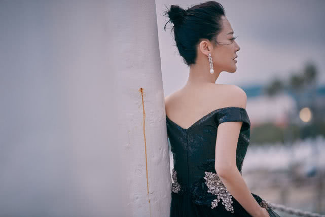 许晴戛纳拍写真肆意大笑酒窝抢镜 裙摆飞扬黑纱蒙面女人味十足