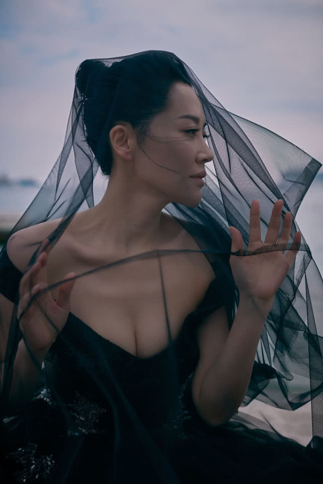 许晴戛纳拍写真肆意大笑酒窝抢镜 裙摆飞扬黑纱蒙面女人味十足