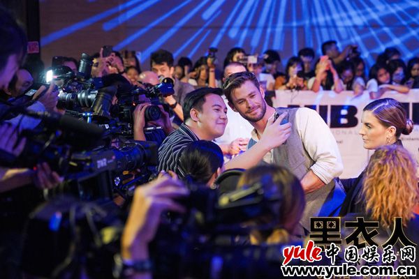《黑衣人:全球追缉》巴厘岛粉丝活动组图9 《黑衣人:全球追缉》全球宣传启动 锤哥巴厘岛掀黑衣人狂潮
