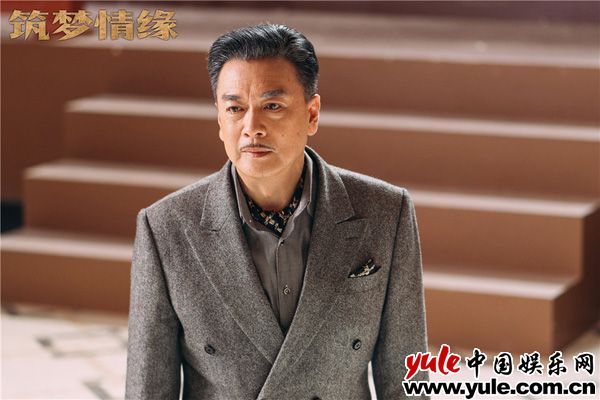 9.章申饰傅建成 《筑梦情缘》发布“登顶”版海报 霍建华杨幂上演“小黑屋”浪漫