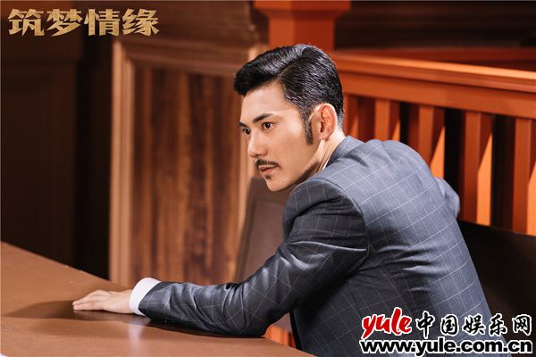 10.曲高位饰沈其东 《筑梦情缘》发布“登顶”版海报 霍建华杨幂上演“小黑屋”浪漫