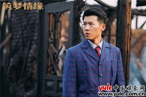 11.王骁饰曹俊 《筑梦情缘》发布“登顶”版海报 霍建华杨幂上演“小黑屋”浪漫